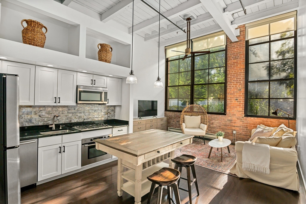 1 Aberdeen Way, Cambridge, Massachusetts, 1 Bedroom Bedrooms, 4 Rooms Rooms,2 BathroomsBathrooms,Residential,For Sale,Aberdeen Way,73434990