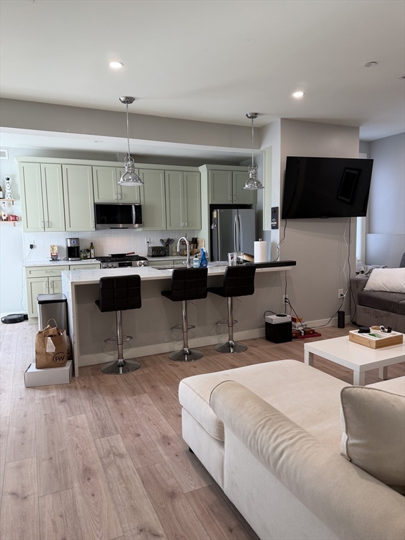 415 East 7th, Boston, Massachusetts, 5 Bedrooms Bedrooms, 6 Rooms Rooms,2 BathroomsBathrooms,Residential Lease,For Rent,East 7th,73487706