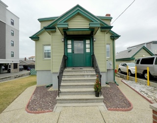 462 American Legion Hwy, Revere, Massachusetts, 5 Bedrooms Bedrooms, 10 Rooms Rooms,2 BathroomsBathrooms,Residential Income,For Sale,American Legion Hwy,73487963