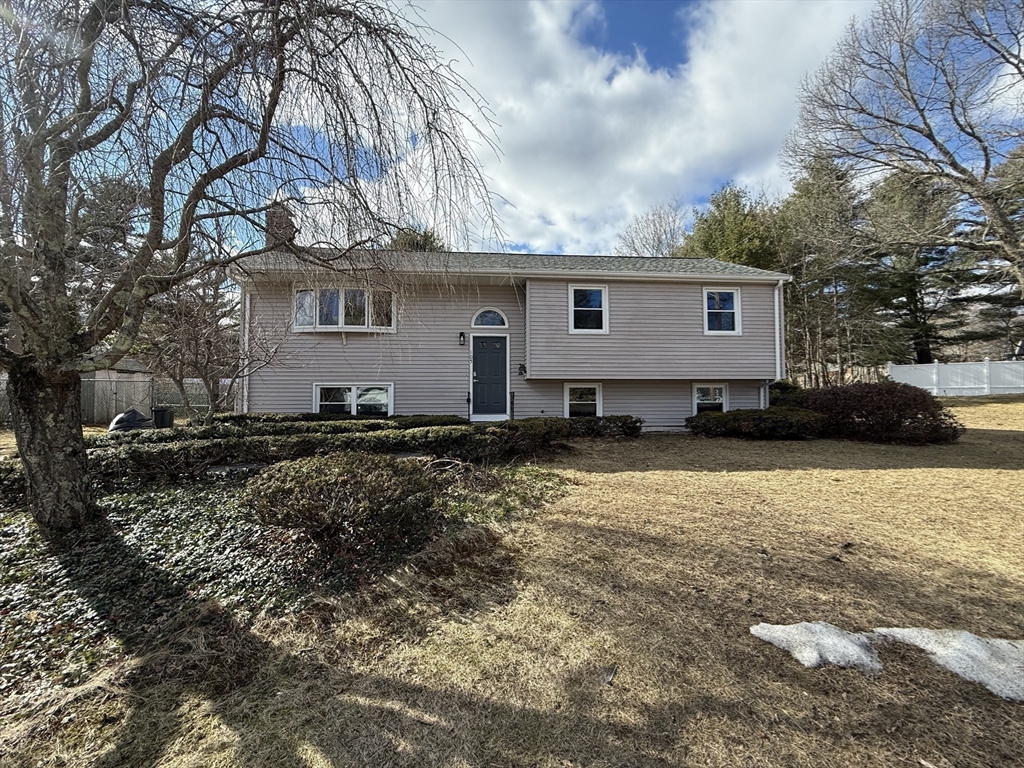 105 Duncan Rd, Stoughton, Massachusetts, 3 Bedrooms Bedrooms, 9 Rooms Rooms,1 BathroomBathrooms,Residential,For Sale,Duncan Rd,73487987