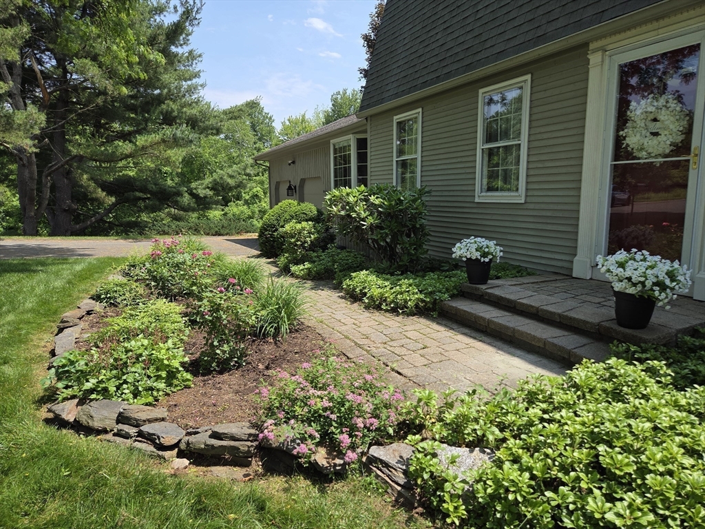 24 East View Drive, Agawam, Massachusetts, 4 Bedrooms Bedrooms, 11 Rooms Rooms,2.5 BathroomsBathrooms,Residential,For Sale,East View Drive,73470018