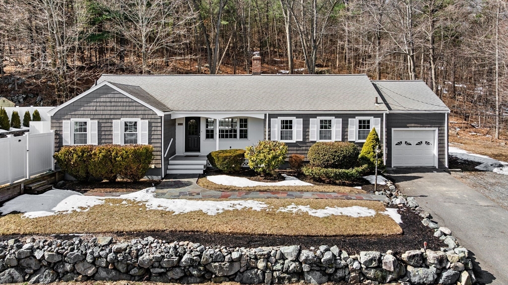 129 Greenwood St, Wakefield, Massachusetts, 3 Bedrooms Bedrooms, 6 Rooms Rooms,2 BathroomsBathrooms,Residential,For Sale,Greenwood St,73487308