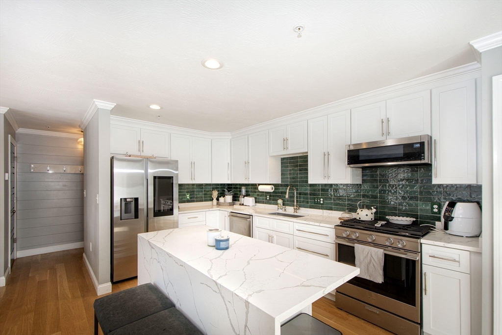 138 Elm St, Kingston, Massachusetts, 2 Bedrooms Bedrooms, 6 Rooms Rooms,1.5 BathroomsBathrooms,Residential,For Sale,Elm St,73488011