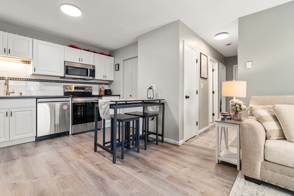 8 Lafayette Park, Lynn, Massachusetts, 2 Bedrooms Bedrooms, 4 Rooms Rooms,1 BathroomBathrooms,Residential,For Sale,Lafayette Park,73487995