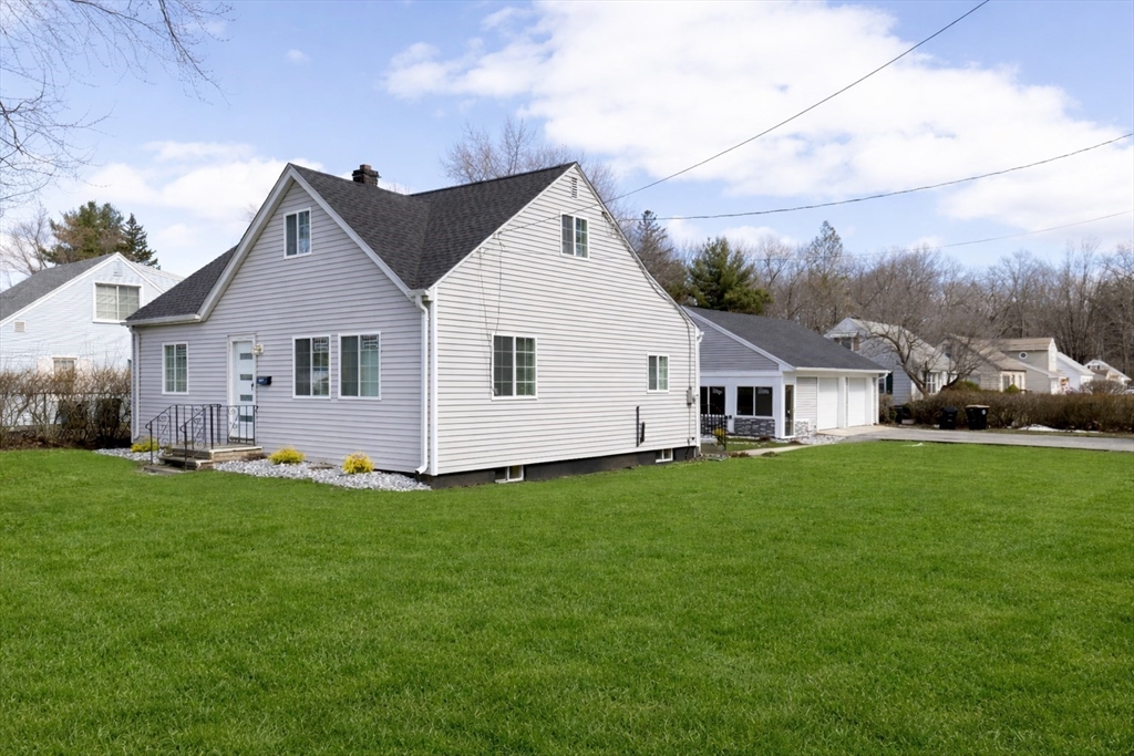 2085 Memorial Drv, South Hadley, Massachusetts, 3 Bedrooms Bedrooms, 6 Rooms Rooms,1 BathroomBathrooms,Residential,For Sale,Memorial Drv,73488045