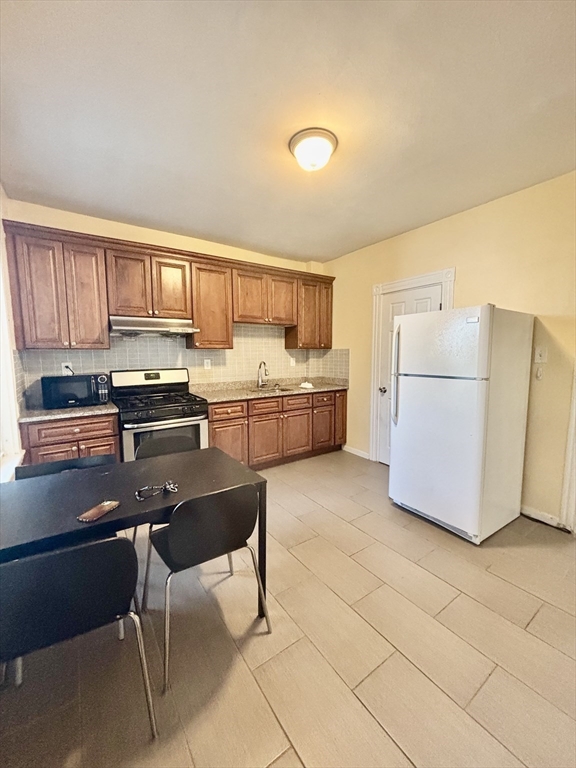 11 Raven St, Boston, Massachusetts, 3 Bedrooms Bedrooms, 4 Rooms Rooms,2 BathroomsBathrooms,Residential Lease,For Rent,Raven St,73488099