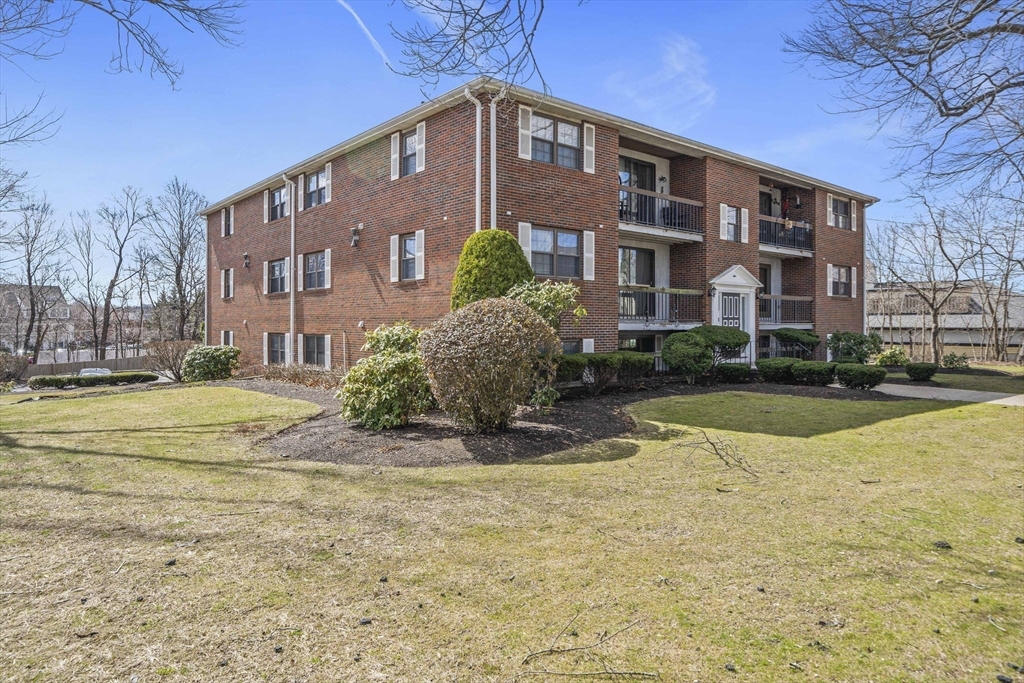 1 Centre St, Canton, Massachusetts, 2 Bedrooms Bedrooms, 5 Rooms Rooms,1 BathroomBathrooms,Residential,For Sale,Centre St,73488205