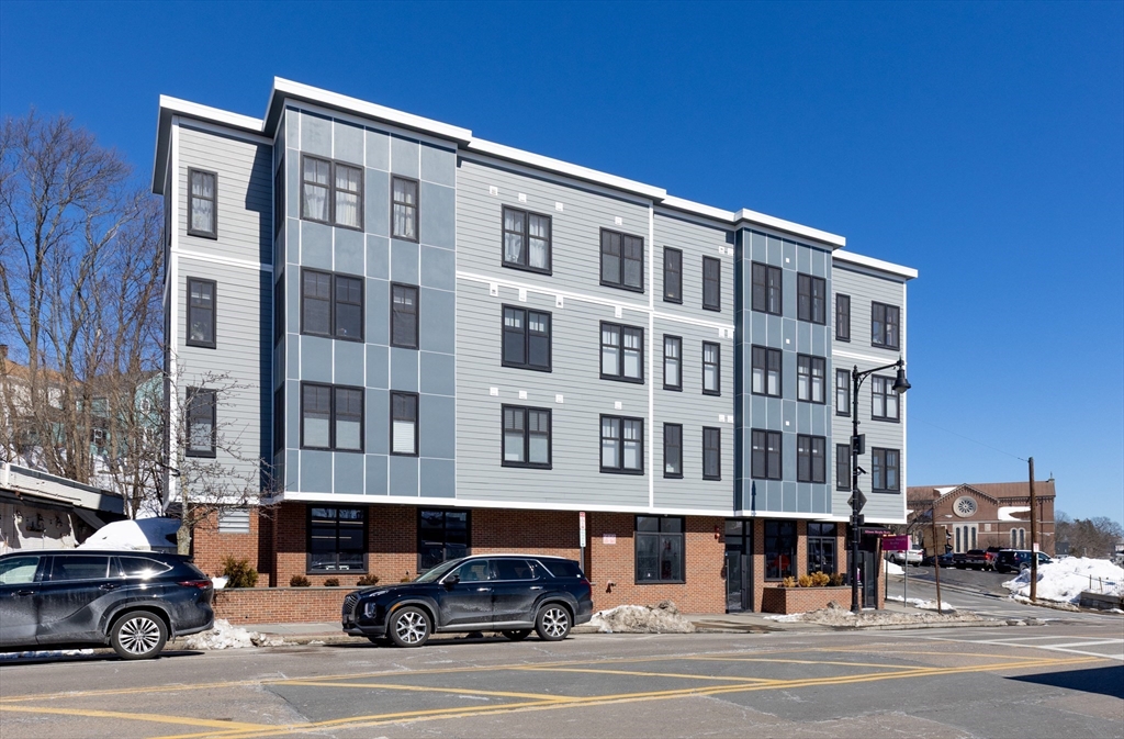 1721 Centre St, Boston, Massachusetts, 2 Bedrooms Bedrooms, 4 Rooms Rooms,2 BathroomsBathrooms,Residential,For Sale,Centre St,73488204