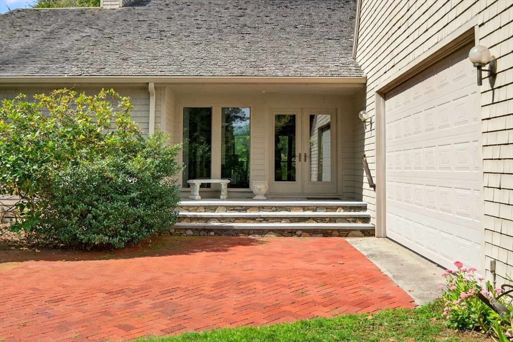 923 Drift Rd, Westport, Massachusetts, 3 Bedrooms Bedrooms, 6 Rooms Rooms,2.5 BathroomsBathrooms,Residential,For Sale,Drift Rd,73488025