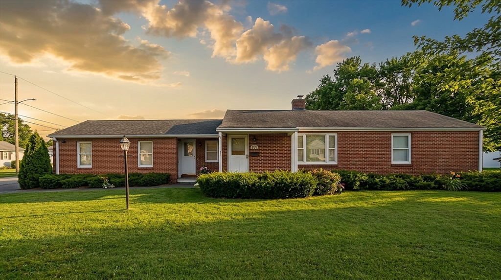 309 Island Pond Rd, Springfield, Massachusetts, 3 Bedrooms Bedrooms, 7 Rooms Rooms,2 BathroomsBathrooms,Residential,For Sale,Island Pond Rd,73488075