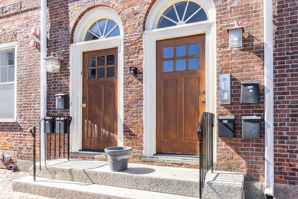 8 Union St, Salem, Massachusetts, 2 Bedrooms Bedrooms, 4 Rooms Rooms,1 BathroomBathrooms,Residential,For Sale,Union St,73488091