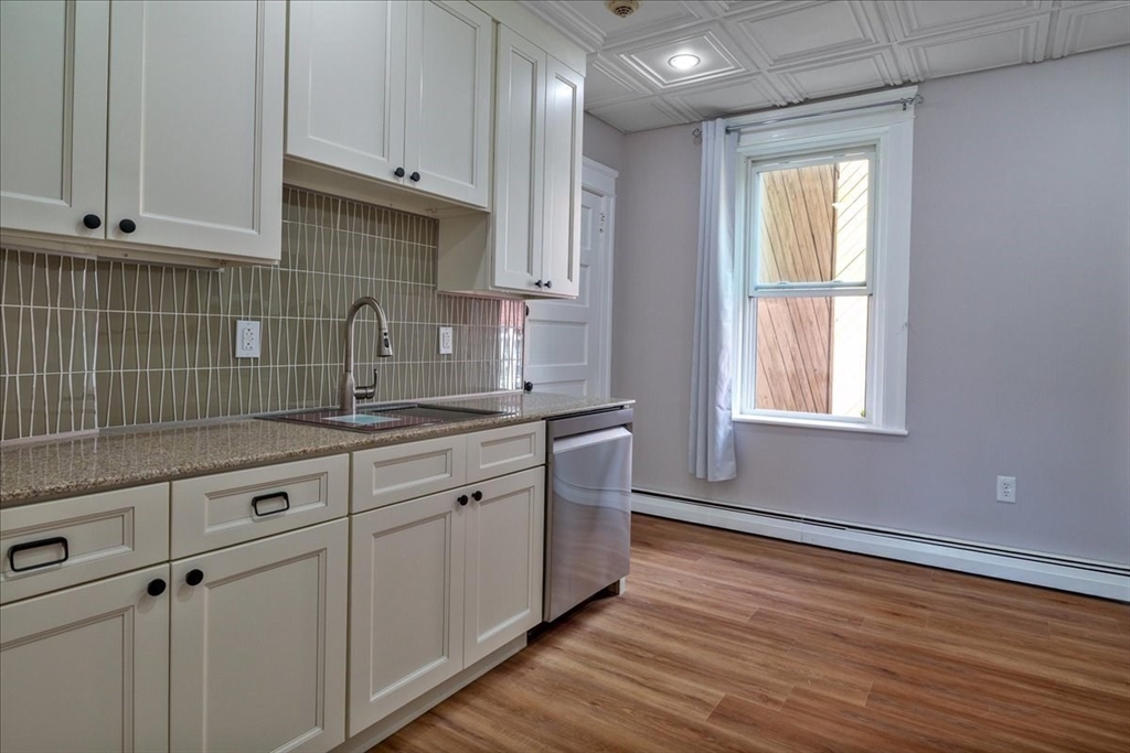 6 Chatham Pl, Worcester, Massachusetts, 2 Bedrooms Bedrooms, 4 Rooms Rooms,1 BathroomBathrooms,Residential,For Sale,Chatham Pl,73488240