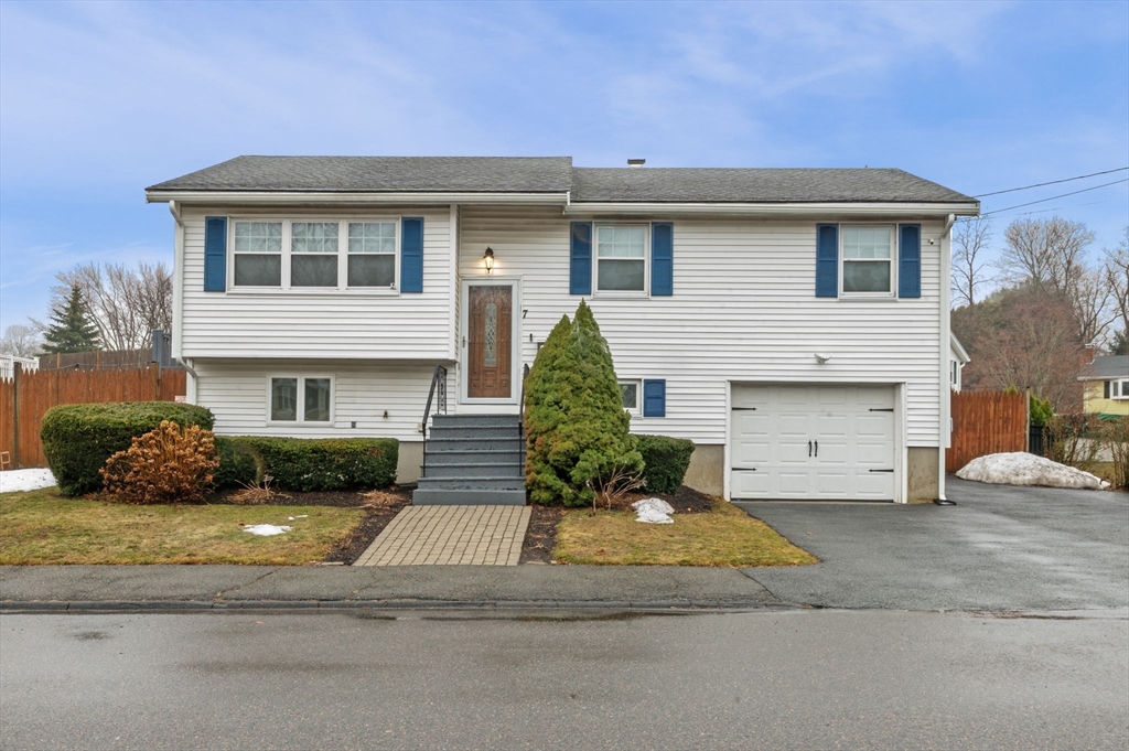 7 Gables Cir, Salem, Massachusetts, 3 Bedrooms Bedrooms, 7 Rooms Rooms,2 BathroomsBathrooms,Residential,For Sale,Gables Cir,73488327