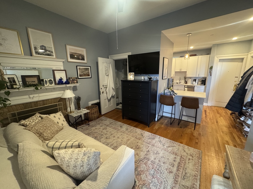 464 Beacon St, Boston, Massachusetts, 2 Bedrooms Bedrooms, 5 Rooms Rooms,1 BathroomBathrooms,Residential Lease,For Rent,Beacon St,73488333