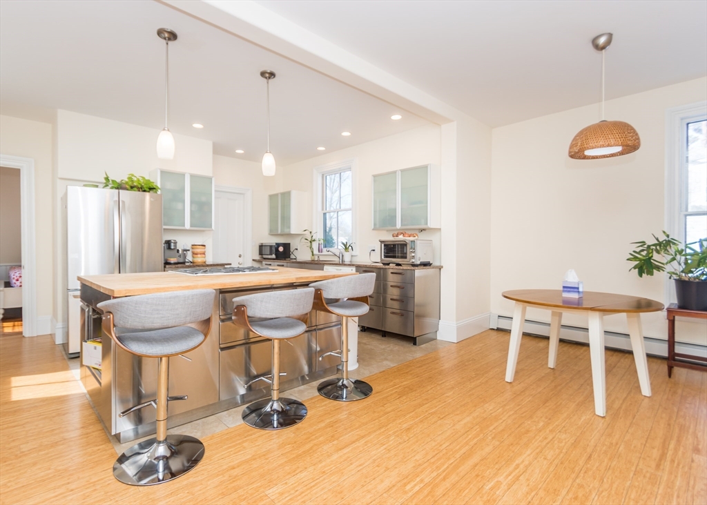 31 Elm, Newton, Massachusetts, 2 Bedrooms Bedrooms, 6 Rooms Rooms,1 BathroomBathrooms,Residential Lease,For Rent,Elm,73472459