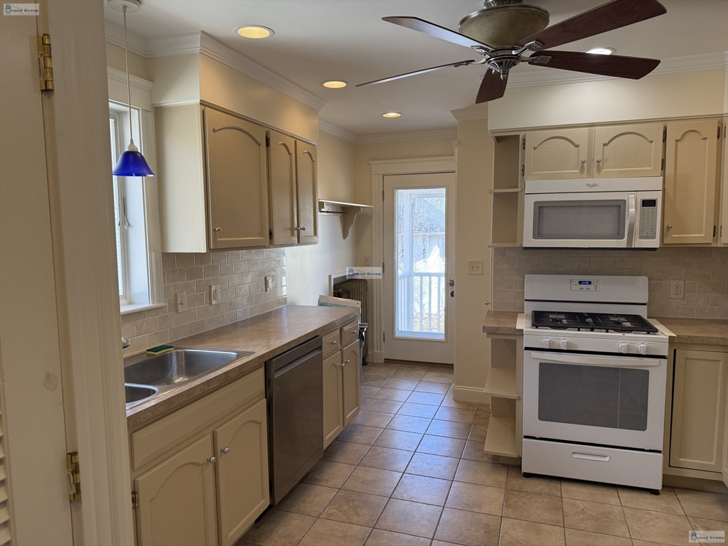 49 Winter, Medford, Massachusetts, 3 Bedrooms Bedrooms, 6 Rooms Rooms,1 BathroomBathrooms,Residential Lease,For Rent,Winter,73488408