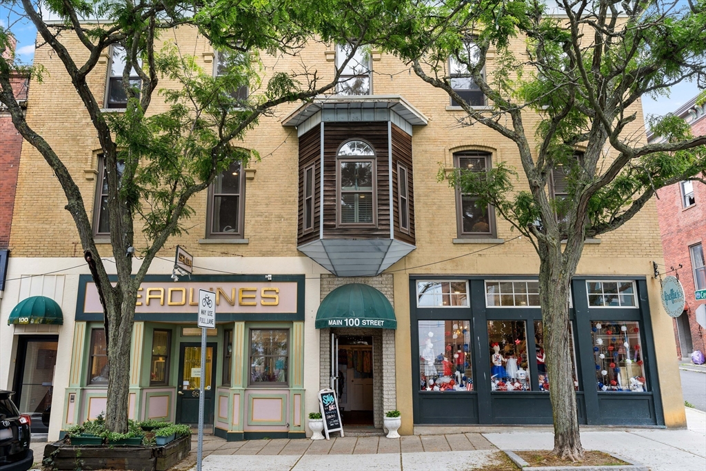 100-102 Main St, Gloucester, Massachusetts, 2 Bedrooms Bedrooms, 4 Rooms Rooms,1 BathroomBathrooms,Residential Lease,For Rent,Main St,73488428