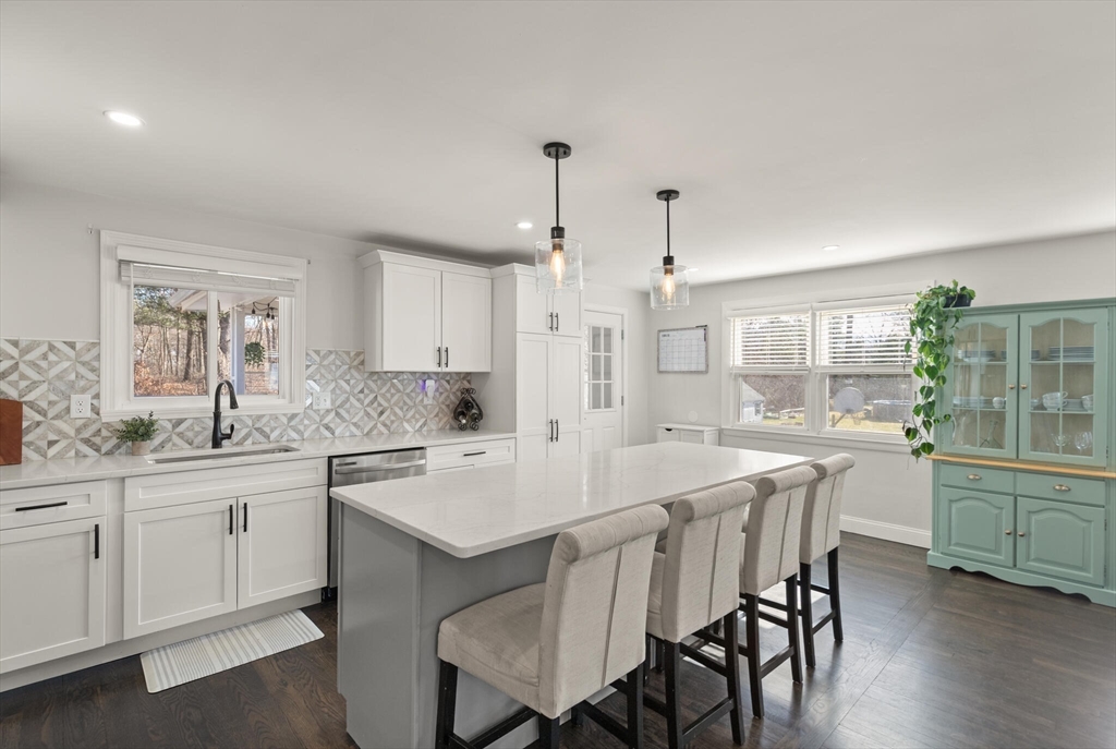 7 Manning Rd, Chelmsford, Massachusetts, 4 Bedrooms Bedrooms, 7 Rooms Rooms,2.5 BathroomsBathrooms,Residential,For Sale,Manning Rd,73488624