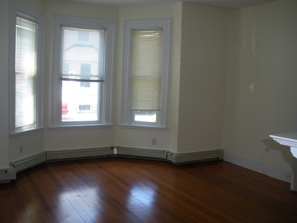 518 Watertertown Street, Newton, Massachusetts, 2 Bedrooms Bedrooms, 3 Rooms Rooms,1 BathroomBathrooms,Residential Lease,For Rent,Watertertown Street,73488462