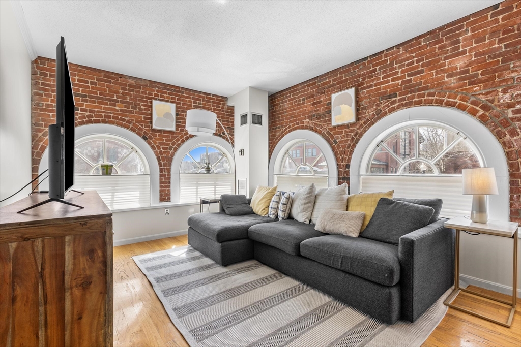 106 13th St, Boston, Massachusetts, 2 Bedrooms Bedrooms, 4 Rooms Rooms,1 BathroomBathrooms,Residential,For Sale,13th St,73488505