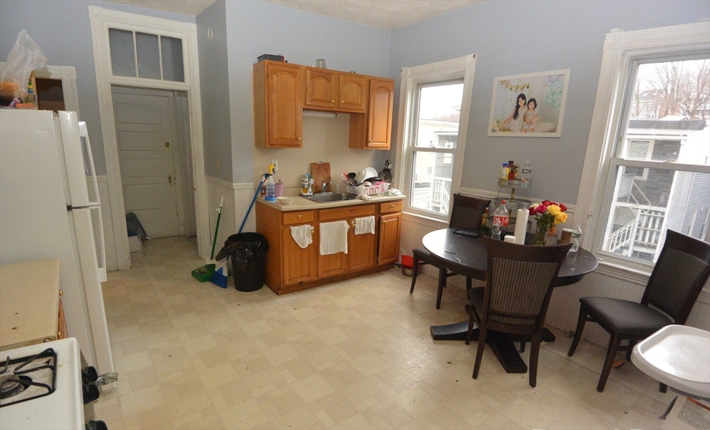 10 Bracket St, Boston, Massachusetts, 3 Bedrooms Bedrooms, 6 Rooms Rooms,1 BathroomBathrooms,Residential Lease,For Rent,Bracket St,73488518