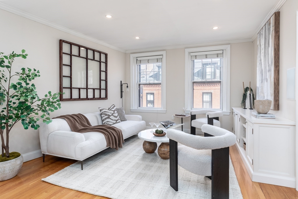 76 W Cedar St, Boston, Massachusetts, 2 Bedrooms Bedrooms, 4 Rooms Rooms,1 BathroomBathrooms,Residential,For Sale,W Cedar St,73488489