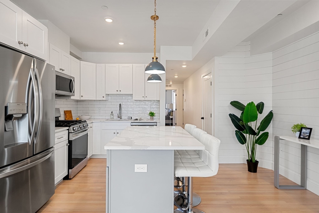 138 Centre St, Boston, Massachusetts, 3 Bedrooms Bedrooms, 5 Rooms Rooms,2 BathroomsBathrooms,Residential,For Sale,Centre St,73488559