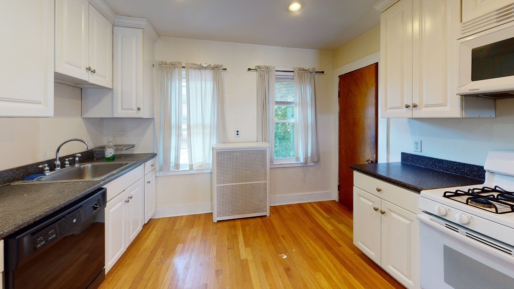 47 Fairbanks, Boston, Massachusetts, 4 Bedrooms Bedrooms, 7 Rooms Rooms,1.5 BathroomsBathrooms,Residential Lease,For Rent,Fairbanks,73488639