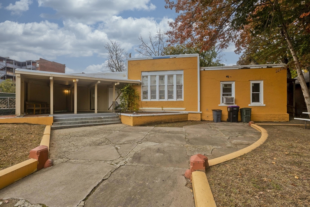 193 Elm, Holyoke, Massachusetts, 2 Rooms Rooms,1 BathroomBathrooms,Residential,For Sale,Elm,73488372