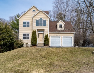 10 Moss St, Burlington, Massachusetts, 4 Bedrooms Bedrooms, 10 Rooms Rooms,2.5 BathroomsBathrooms,Residential,For Sale,Moss St,73488525