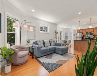 17 Robbins Street, Waltham, Massachusetts, 1 Bedroom Bedrooms, 3 Rooms Rooms,1 BathroomBathrooms,Residential,For Sale,Robbins Street,73488396