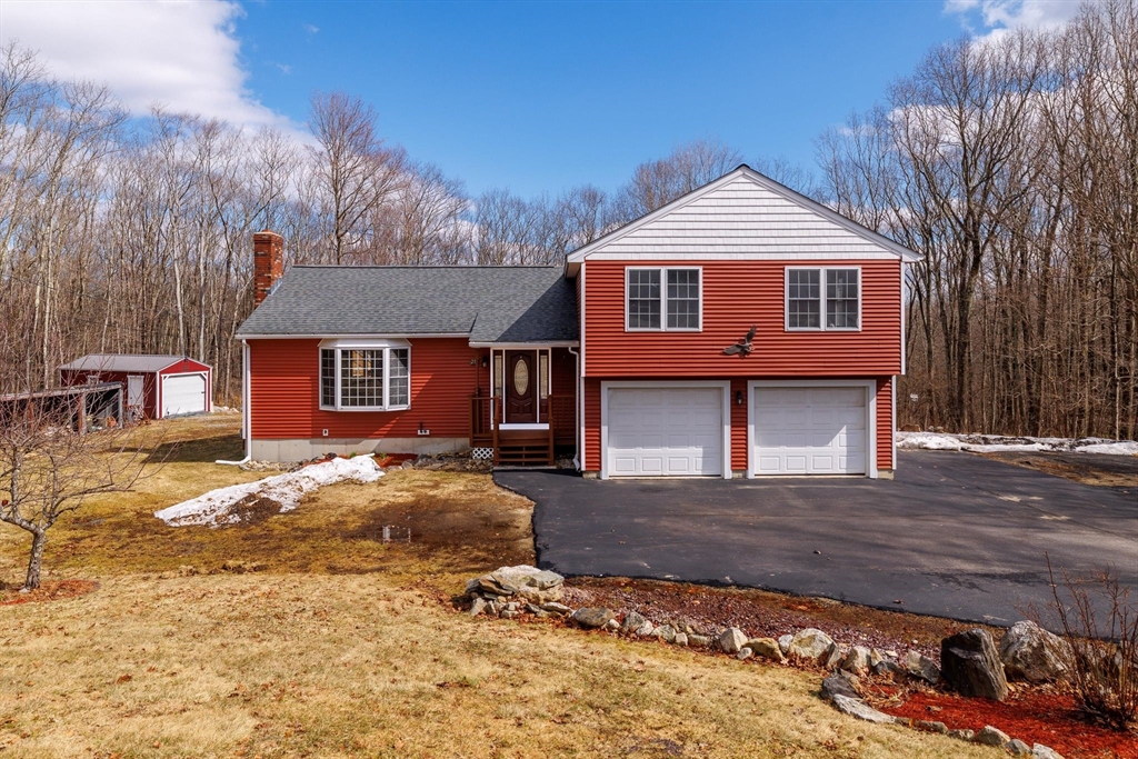 213 Henshaw St, Leicester, Massachusetts, 3 Bedrooms Bedrooms, 7 Rooms Rooms,2.5 BathroomsBathrooms,Residential,For Sale,Henshaw St,73488671