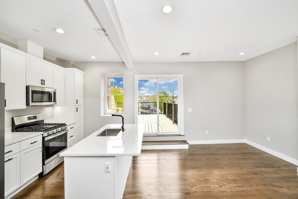 14 Rockland, Boston, Massachusetts, 1 Bedroom Bedrooms, 2 Rooms Rooms,1 BathroomBathrooms,Residential Lease,For Rent,Rockland,73488815