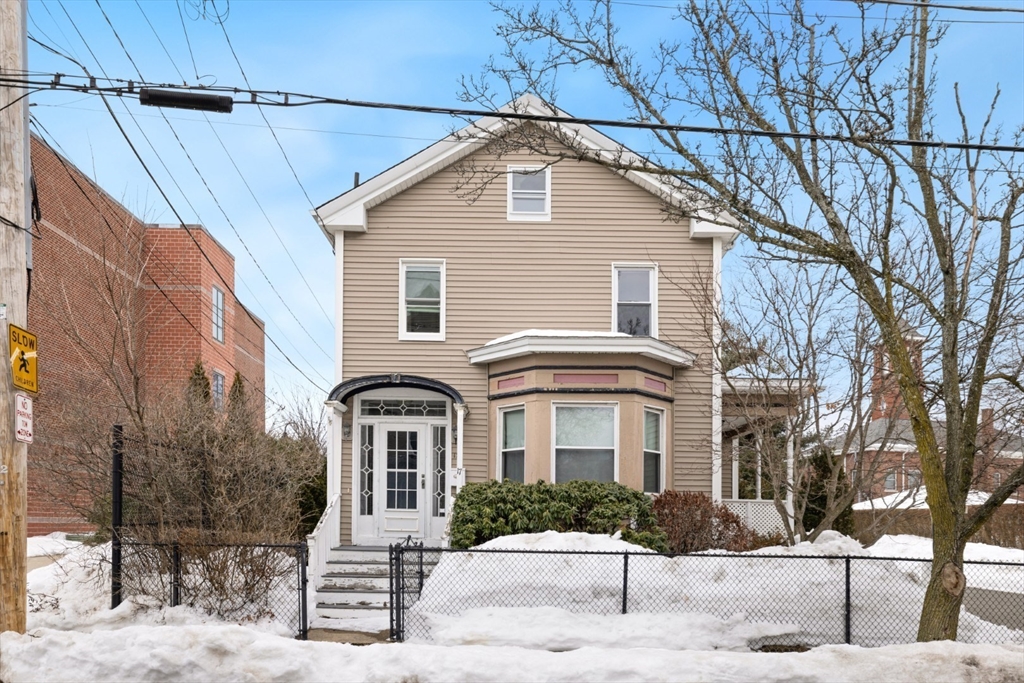 17 Court Street, Medford, Massachusetts, 3 Bedrooms Bedrooms, 7 Rooms Rooms,1.5 BathroomsBathrooms,Residential,For Sale,Court Street,73478431