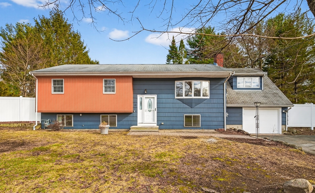 19 Sahlin Cir, Franklin, Massachusetts, 3 Bedrooms Bedrooms, 10 Rooms Rooms,2 BathroomsBathrooms,Residential,For Sale,Sahlin Cir,73488916