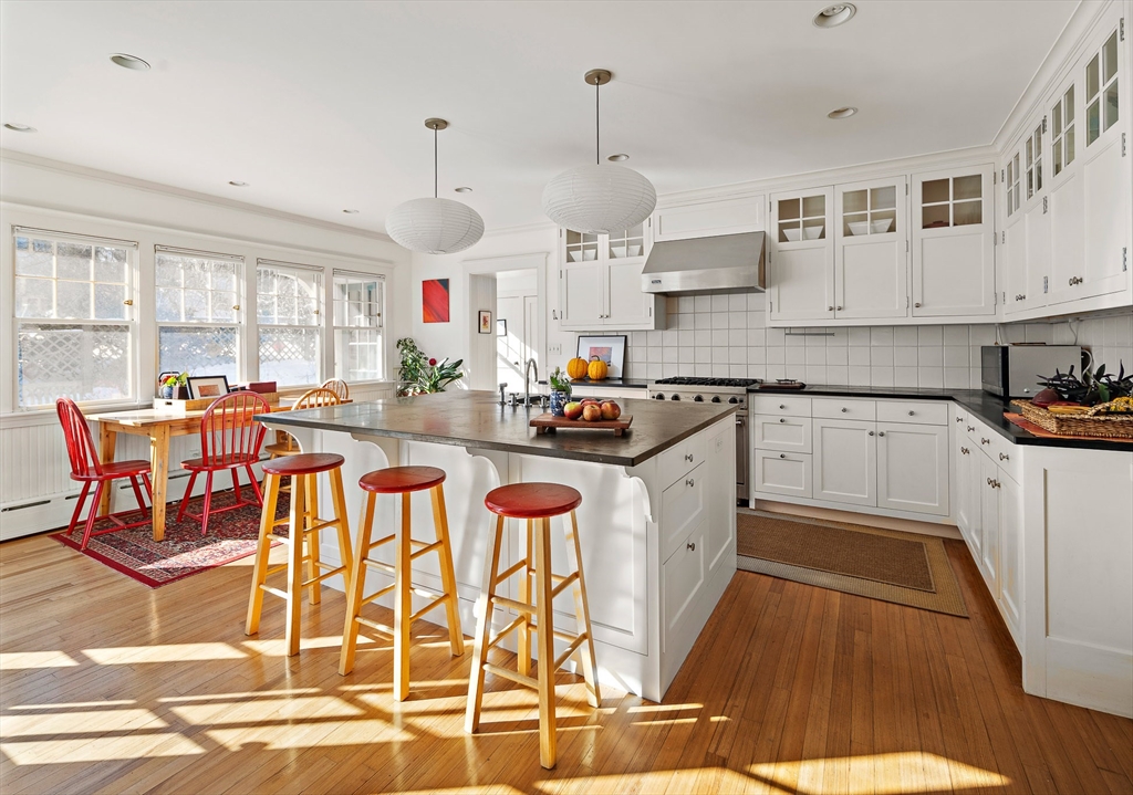 33 Lombard Rd, Arlington, Massachusetts, 3 Bedrooms Bedrooms, 8 Rooms Rooms,2.5 BathroomsBathrooms,Residential,For Sale,Lombard Rd,73489039