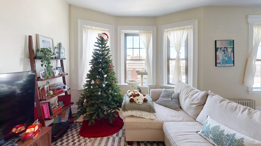 1161 Commonwealth Ave, Boston, Massachusetts, 2 Bedrooms Bedrooms, 4 Rooms Rooms,1 BathroomBathrooms,Residential,For Sale,Commonwealth Ave,73489099