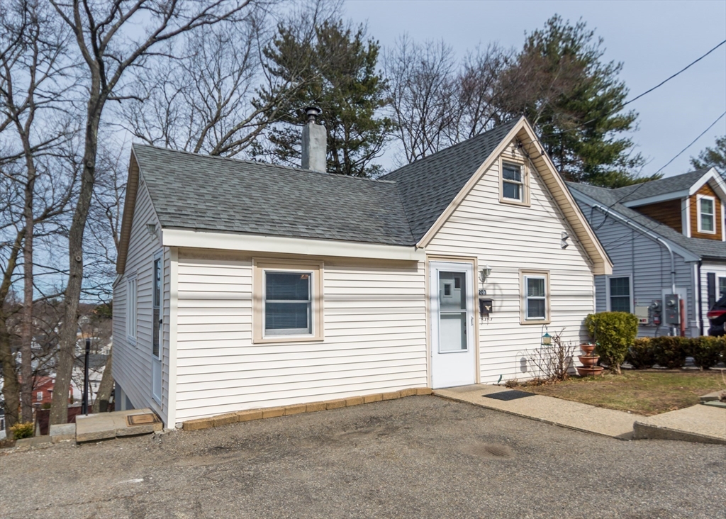 203 College Farm Road, Waltham, Massachusetts, 2 Bedrooms Bedrooms, 4 Rooms Rooms,1 BathroomBathrooms,Residential,For Sale,College Farm Road,73488996