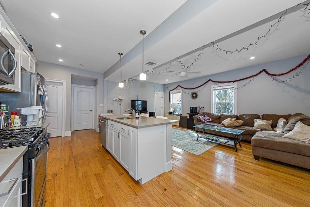195 East Cottage St, Boston, Massachusetts, 4 Bedrooms Bedrooms, 5 Rooms Rooms,1.5 BathroomsBathrooms,Residential Lease,For Rent,East Cottage St,73489044