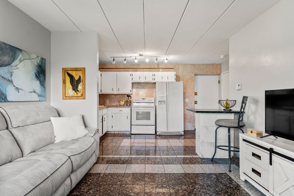 10 Main St, Framingham, Massachusetts, 1 Bedroom Bedrooms, 3 Rooms Rooms,1.5 BathroomsBathrooms,Residential,For Sale,Main St,73489059