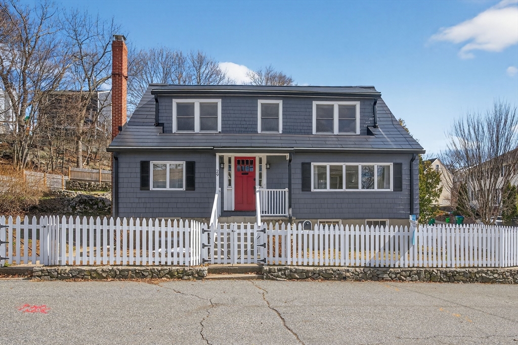 29 Fellsview Ave, Medford, Massachusetts, 4 Bedrooms Bedrooms, 8 Rooms Rooms,1.5 BathroomsBathrooms,Residential,For Sale,Fellsview Ave,73489069