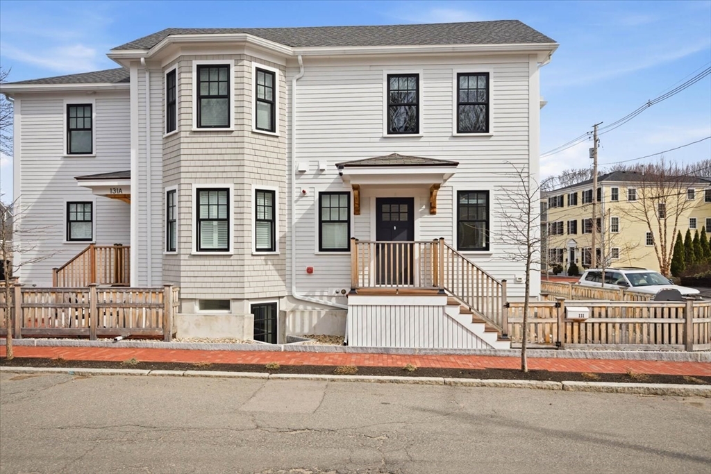 131 Prospect St, Newburyport, Massachusetts, 3 Bedrooms Bedrooms, 5 Rooms Rooms,2.5 BathroomsBathrooms,Residential,For Sale,Prospect St,73489076