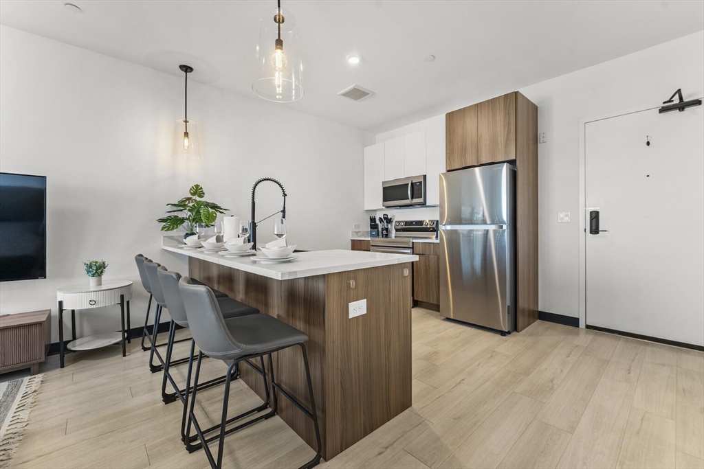 600 Broadway, Everett, Massachusetts, 1 Bedroom Bedrooms, 3 Rooms Rooms,1 BathroomBathrooms,Residential Lease,For Rent,Broadway,73489329