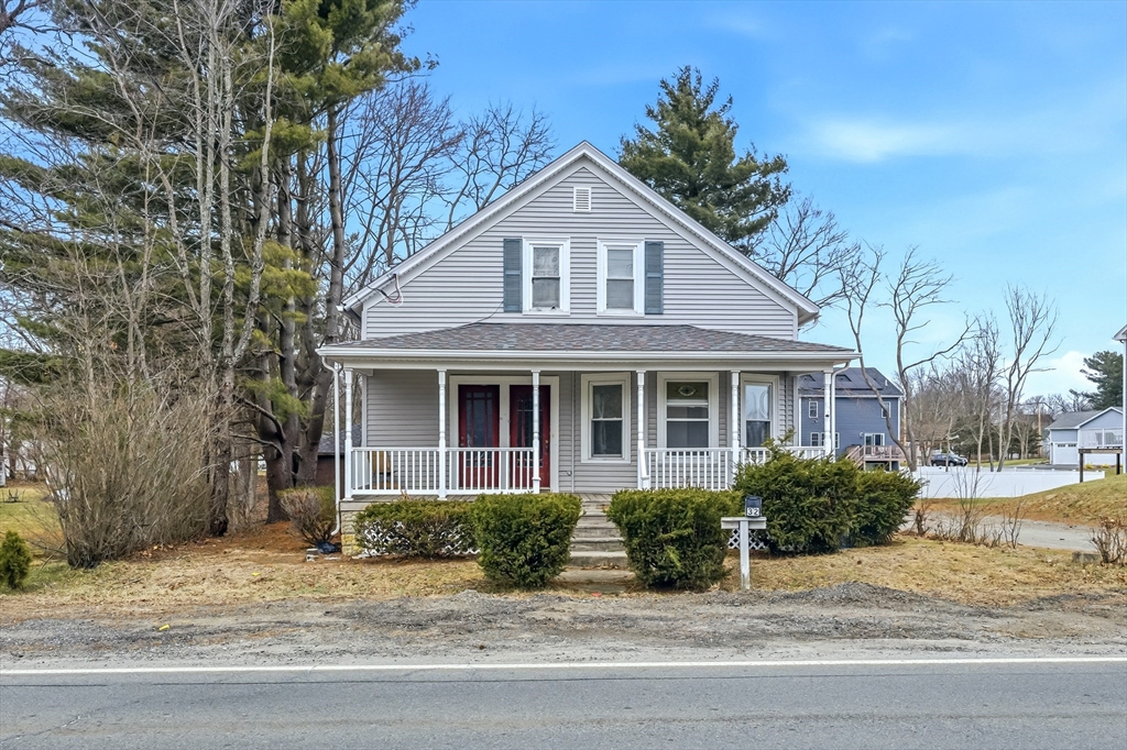 32 Fall River Ave, Seekonk, Massachusetts, 3 Bedrooms Bedrooms, 5 Rooms Rooms,1 BathroomBathrooms,Residential Lease,For Rent,Fall River Ave,73489215
