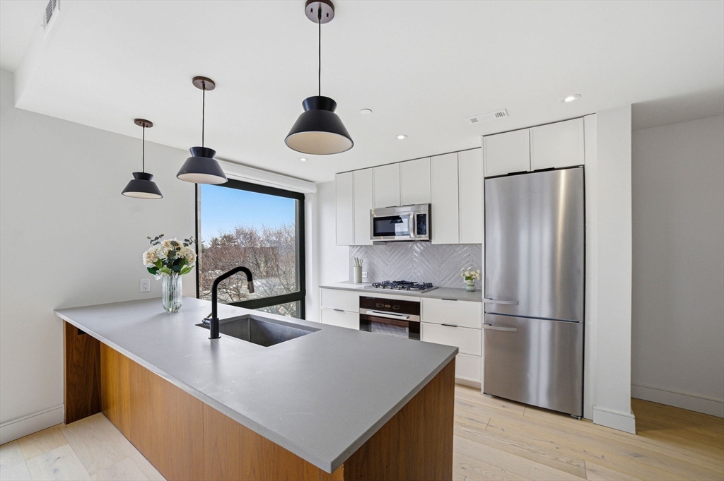 1 Nevins Hill Way, Boston, Massachusetts, 2 Bedrooms Bedrooms, 5 Rooms Rooms,2 BathroomsBathrooms,Residential,For Sale,Nevins Hill Way,73489219