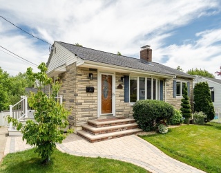 2 Maria Ct, Woburn, Massachusetts, 2 Bedrooms Bedrooms, 7 Rooms Rooms,2 BathroomsBathrooms,Residential,For Sale,Maria Ct,73489223