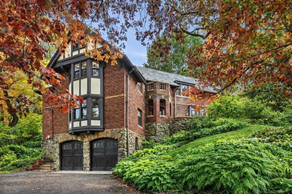 1125 West Roxbury Parkway, Brookline, Massachusetts, 4 Bedrooms Bedrooms, 9 Rooms Rooms,3 BathroomsBathrooms,Residential,For Sale,West Roxbury Parkway,73489127