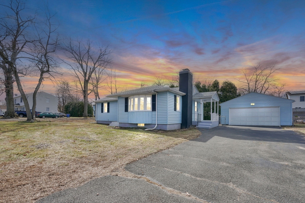 116 Carr St, Springfield, Massachusetts, 3 Bedrooms Bedrooms, 5 Rooms Rooms,1 BathroomBathrooms,Residential,For Sale,Carr St,73489164