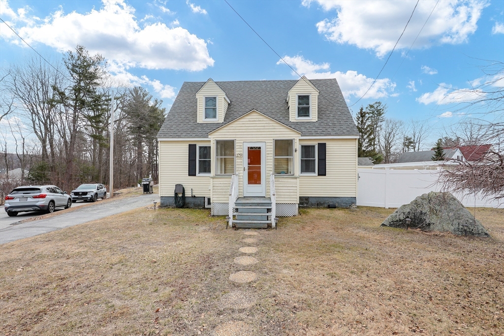 179 Lakeview Ave, Tyngsborough, Massachusetts, 3 Bedrooms Bedrooms, 5 Rooms Rooms,1 BathroomBathrooms,Residential,For Sale,Lakeview Ave,73489253