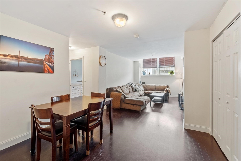 200 Market St, Lowell, Massachusetts, 2 Bedrooms Bedrooms, 4 Rooms Rooms,1 BathroomBathrooms,Residential,For Sale,Market St,73489236